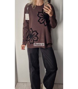 Didesnio dydžio megztinis su gėlėmis